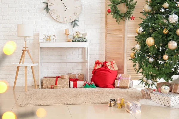 Interieur Van Woonkamer Met Kersttas Cadeaus Mooie Kerstboom — Stockfoto