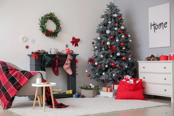 Interieur Van Woonkamer Met Santa Bag Open Haard Mooie Kerstboom — Stockfoto