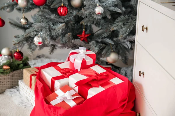 サンタバッグ付きクリスマスギフトでリビングルーム — ストック写真