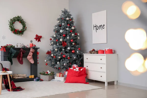 Interior Sala Estar Com Saco Santa Lareira Bela Árvore Natal — Fotografia de Stock