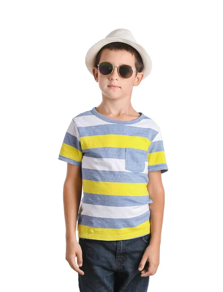 Netter Junge Mit Stylischer Sonnenbrille Vor Weißem Hintergrund — Stockfoto