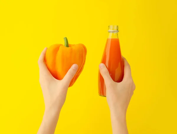 Manos Con Botella Jugo Pimienta Sobre Fondo Color —  Fotos de Stock