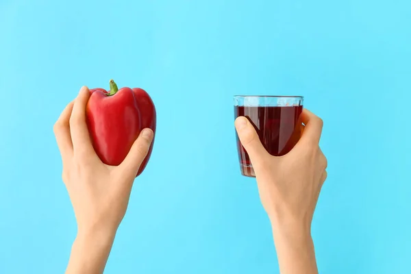 Manos Con Vaso Jugo Pimienta Sobre Fondo Color —  Fotos de Stock