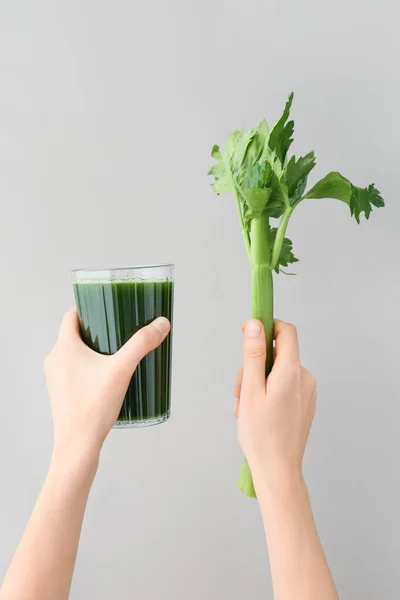 Mains Avec Verre Jus Céleri Sur Fond Gris — Photo