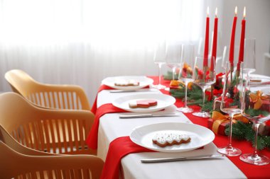 Oturma odasında Noel süslemeleri olan güzel bir masa.