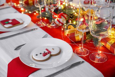 Oturma odasında Noel süslemeleri olan güzel bir masa.