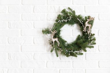 Duvarda asılı güzel Noel çelengi