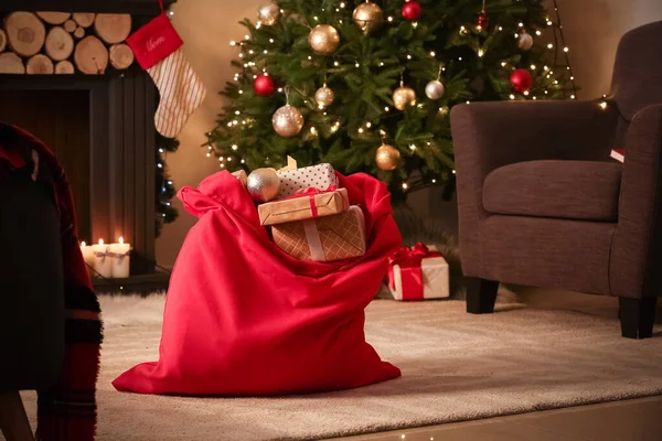 Bolso Santa Con Regalos Navidad Habitación —  Fotos de Stock