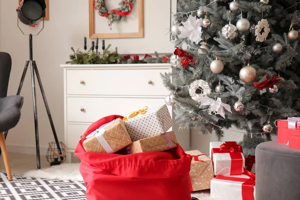 Санта Сумка Різдвяними Подарунками Кімнаті — стокове фото