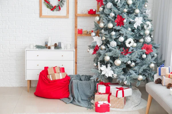 Interieur Van Moderne Kamer Met Santa Bag Kerstboom — Stockfoto