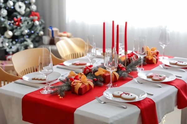リビングルームでクリスマスの装飾と美しいテーブルの設定 — ストック写真