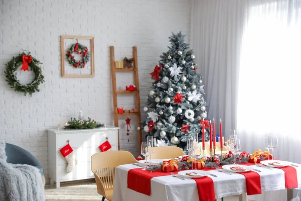 Hermosa Mesa Con Decoraciones Navidad Sala Estar — Foto de Stock