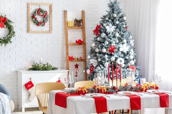 客厅里摆满了圣诞装饰品的漂亮桌子 — 图库照片