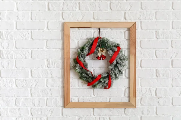 Schöner Adventskranz Hängt Ziegelwand — Stockfoto