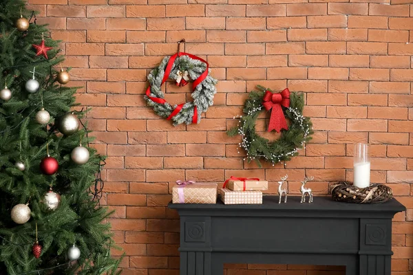 크리스마스 화환이 아름다운 벽난로 — 스톡 사진