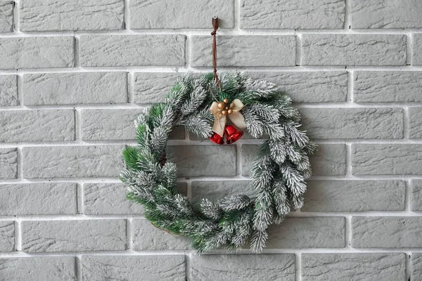 Прекрасный Рождественский Венок Висит Кирпичной Стене — стоковое фото