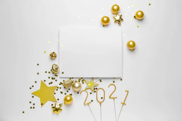 Beyaz Arkaplanda Boş Kartla Güzel Bir Yeni Yıl Kompozisyonu — Stok fotoğraf