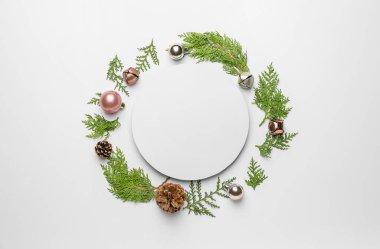 Beyaz arka planda boş kartla güzel bir Noel kompozisyonu