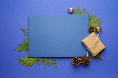 Renkli arka planda boş kartı olan güzel bir Noel kompozisyonu