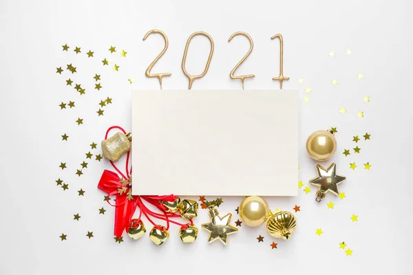 Bela Composição Ano Novo Com Cartão Branco Fundo Branco — Fotografia de Stock