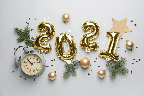 New Year Composition Alarm Clock Figure 2021 Light Background — Stock Photo, Image