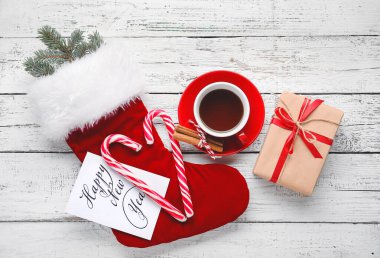 Beyaz ahşap arka planda Noel çoraplı kompozisyon