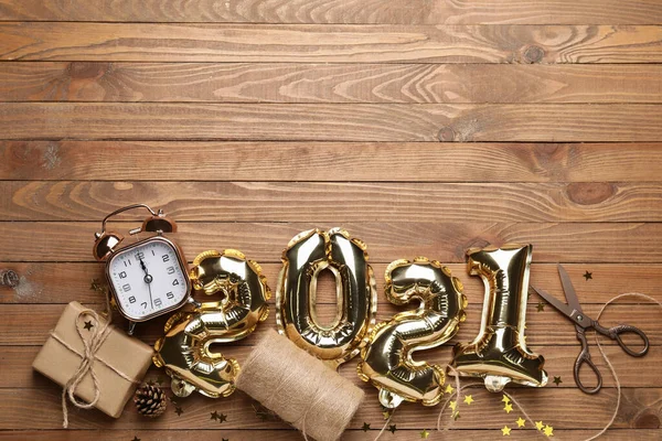 New Year Composition Alarm Clock Figure 2021 Wooden Background — Stock Photo, Image