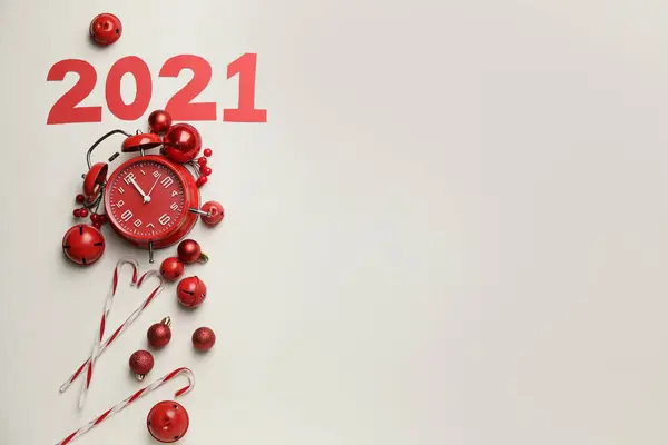 目覚まし時計と図2021と新年の組成光の背景に — ストック写真