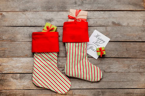 Χριστουγεννιάτικες Κάλτσες Δώρα Ξύλινο Φόντο — Φωτογραφία Αρχείου