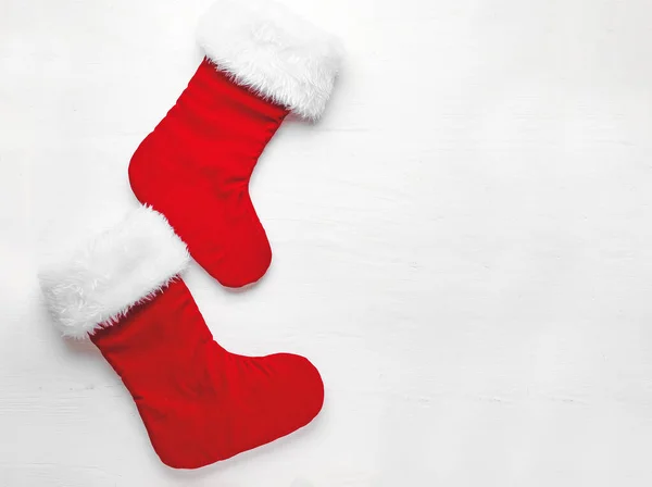 Рождественские Носки Белом Деревянном Фоне — стоковое фото