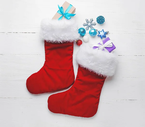 Kompozice Vánoční Ponožky Bílém Dřevěném Pozadí — Stock fotografie