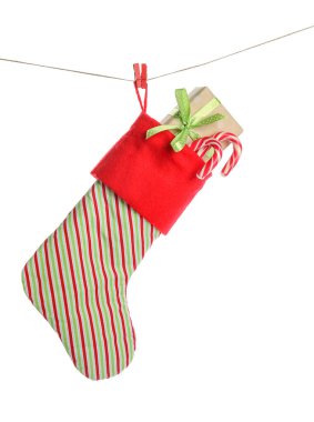 Beyaz arka planda hediyeli Noel çorabı