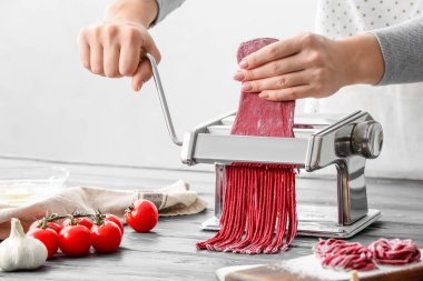 Masada makarna makinesiyle erişte yapan kadın.