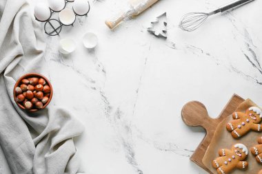 Beyaz arkaplanda zencefilli kurabiye ve malzemelerle kompozisyon