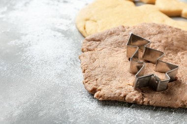 Zencefilli kurabiye ve kesme makinesi için taze hamur.