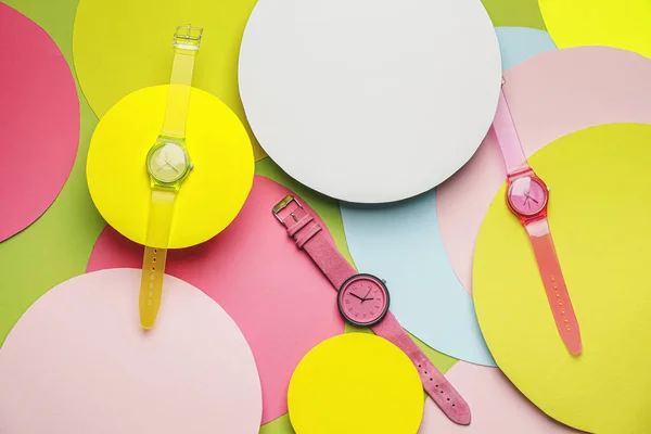 Relojes Pulsera Con Hojas Papel Colores —  Fotos de Stock