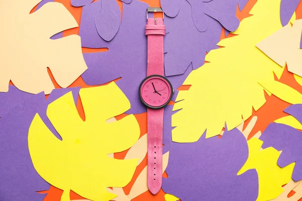 Orologio Polso Con Foglie Tropicali Carta Sfondo Colori — Foto Stock