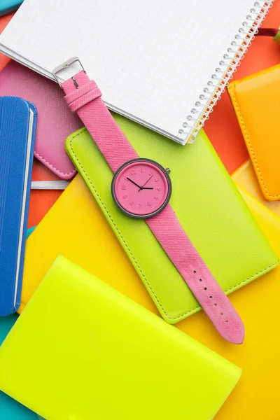 Запястные Часы Ноутбуками Цветном Фоне — стоковое фото