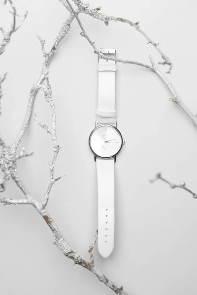 Zegarek Nadgarstkowy Gałęziami Drzewa Białym Tle — Zdjęcie stockowe