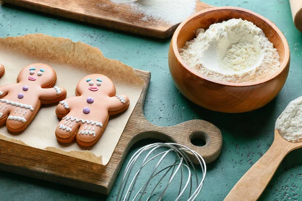 Tasty Gingerbread Cookies Flour Color Background — Stock Photo, Image