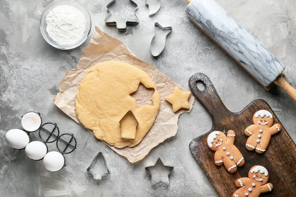 Frischer Teig Für Lebkuchen Und Ausstecher Auf Grunge Hintergrund — Stockfoto