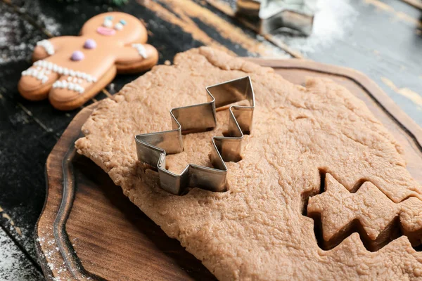 Frischer Teig Für Lebkuchen Und Ausstecher Auf Dem Tisch — Stockfoto