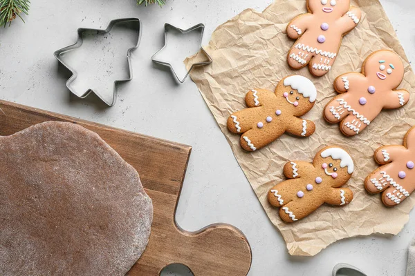 Lebkuchen Frischer Teig Und Ausstechformen Auf Weißem Hintergrund — Stockfoto