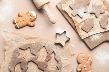 Zencefilli kurabiyeler için taze hamur ve renk arkaplan kesicisi