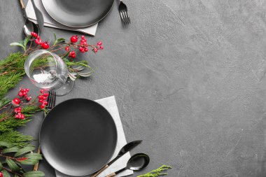 Karanlık arka planda ökseotu olan güzel bir Noel masası.