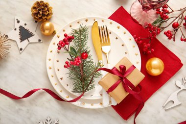 Beyaz arka planda ökseotu olan güzel bir Noel masası.