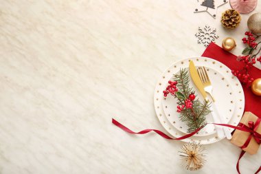 Beyaz arka planda ökseotu olan güzel bir Noel masası.