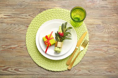 Tahta arka planda ökseotu olan güzel bir Noel masası.