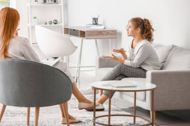 Ofiste genç bir kızla çalışan psikolog.