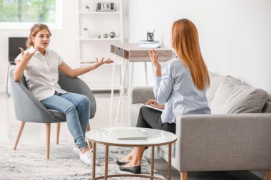 Ofiste genç bir kızla çalışan psikolog.